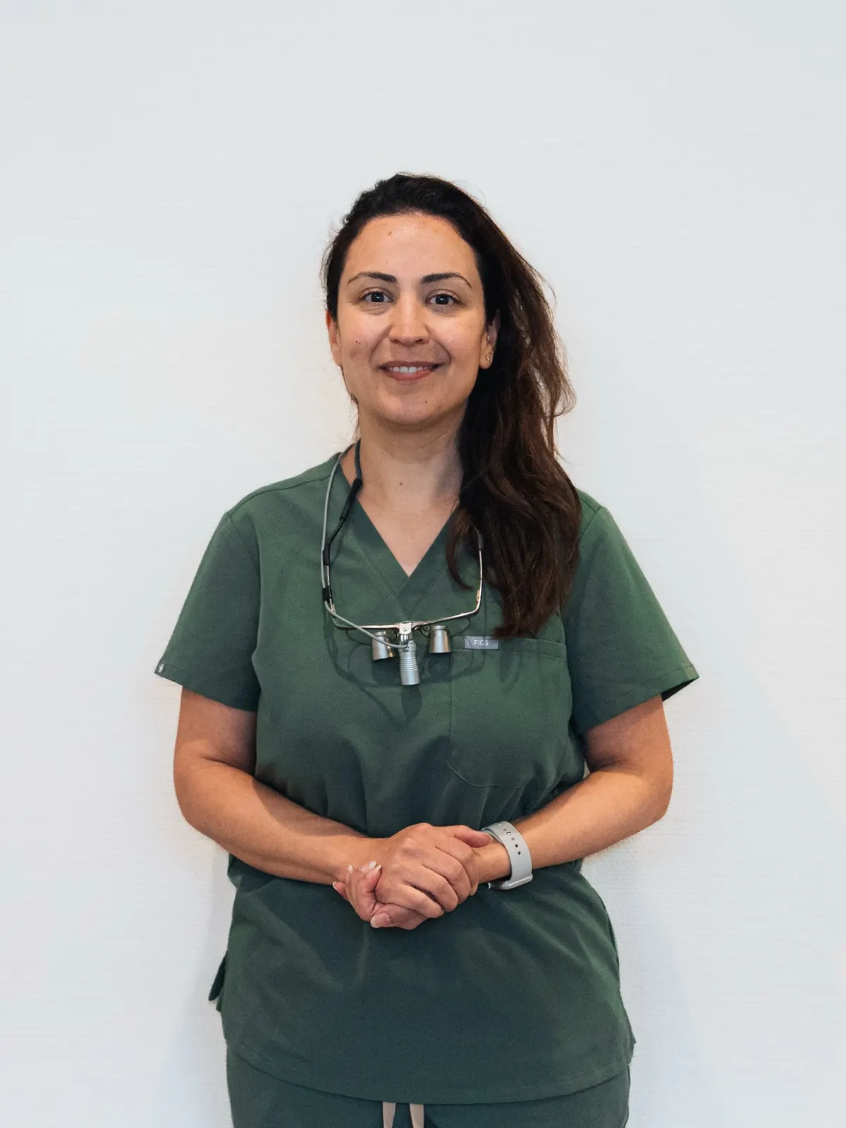 Portret van mondhygiëniste Esen in groene werkkleding