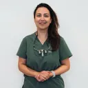 Portret van mondhygiëniste Esen in groene werkkleding