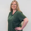 Portret van preventieassistente Ilona in groene werkkleding