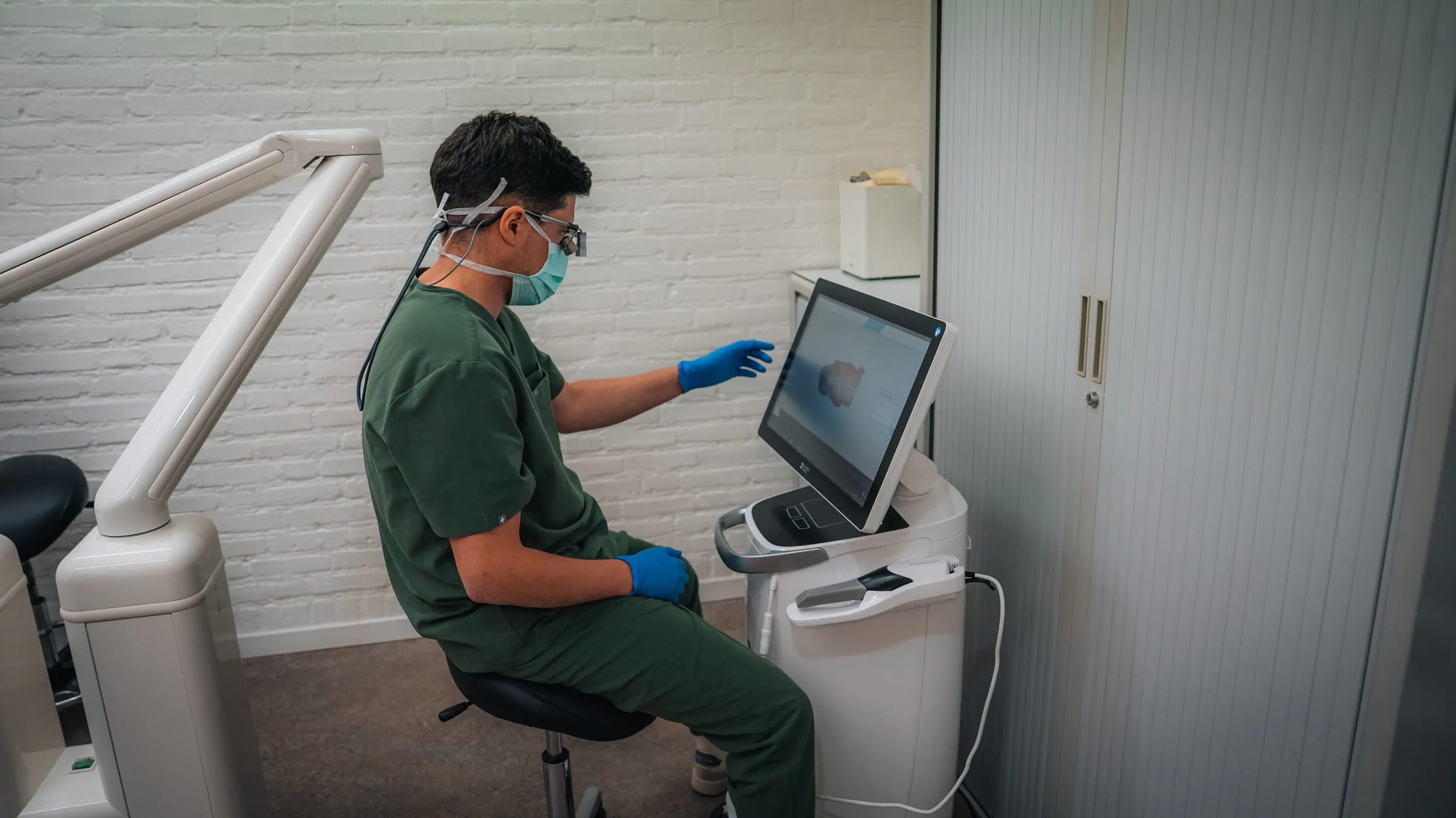Tandarts aan het werk met de intraorale scanner