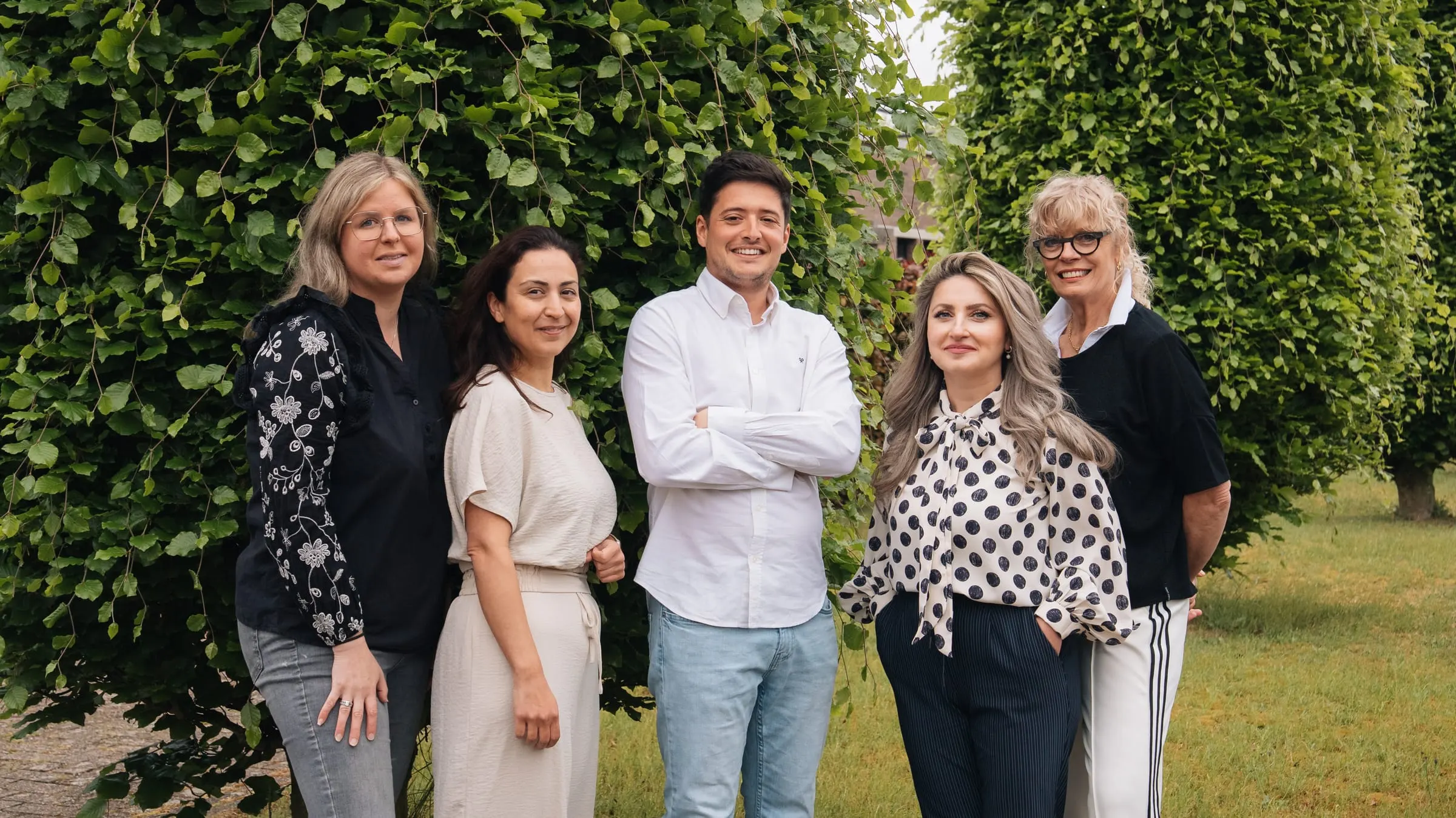 Het team van Mondzorg Schaijk bij de beukenhaag naast de praktijk