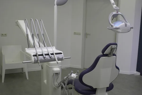 Moderne behandelkamer voor professionele gebitsreiniging